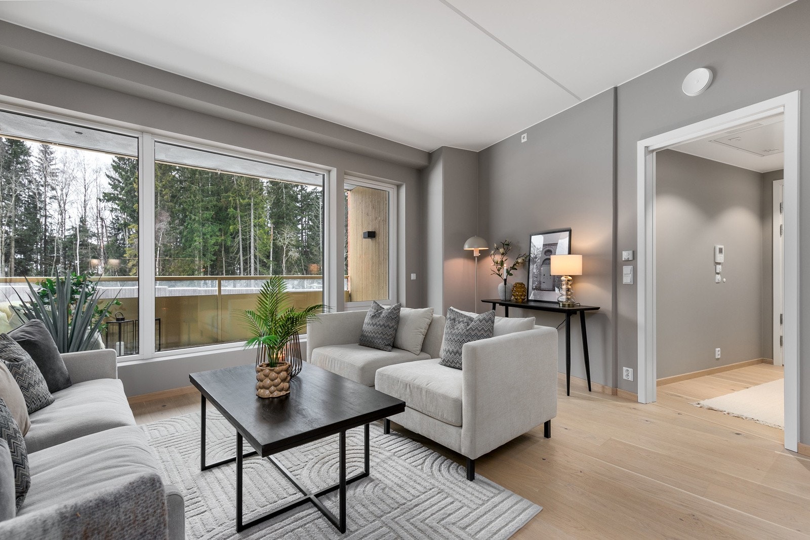 Gulvet er belagt med flott 1-stavs hvitpigmentert eikeparkett Galleribilde