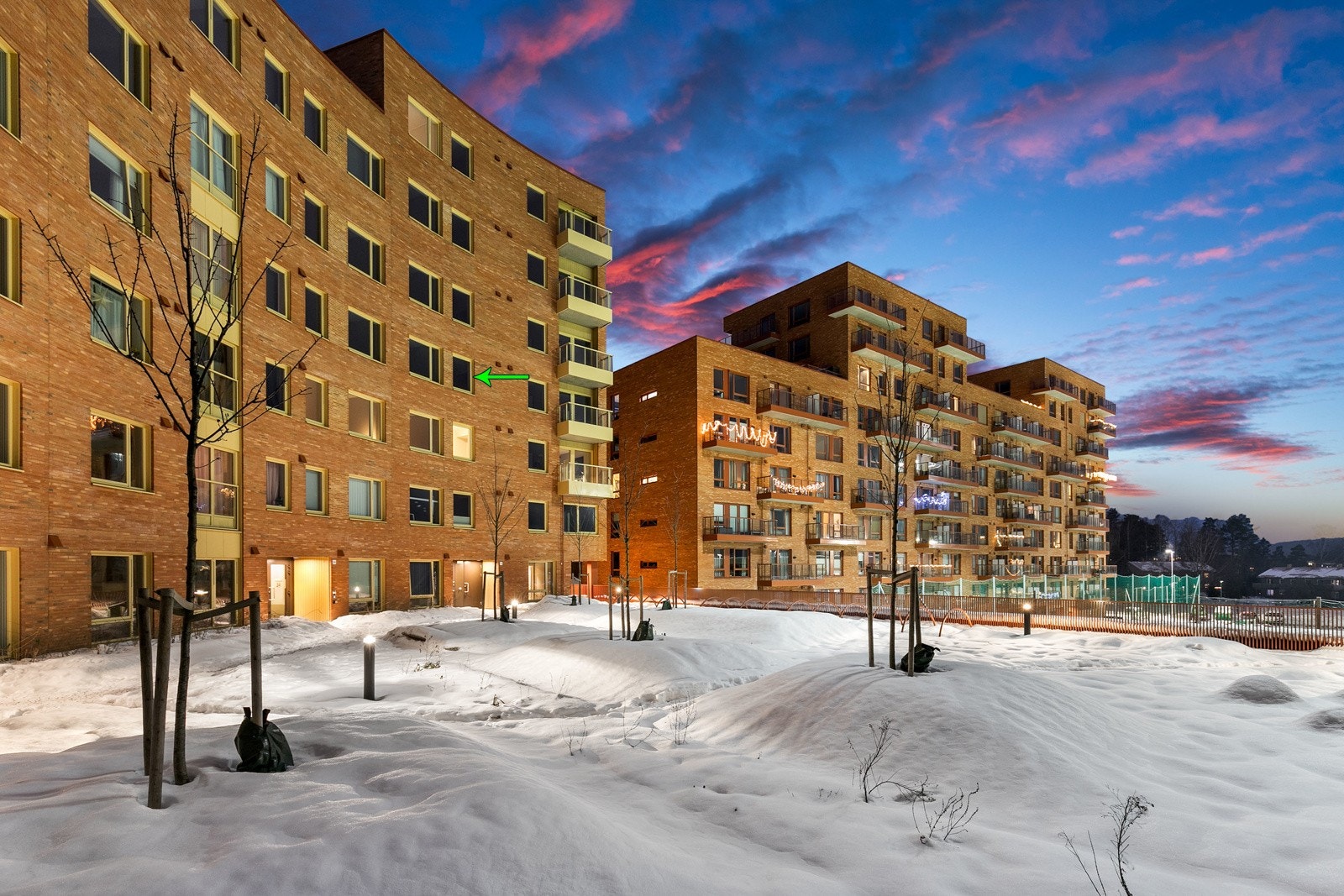 Leiligheten har en fin internbeliggenhet i bygget. Boligen befinner seg i byggets 6. etasje, som utgjør 4. etasje fra bakkeplan Galleribilde