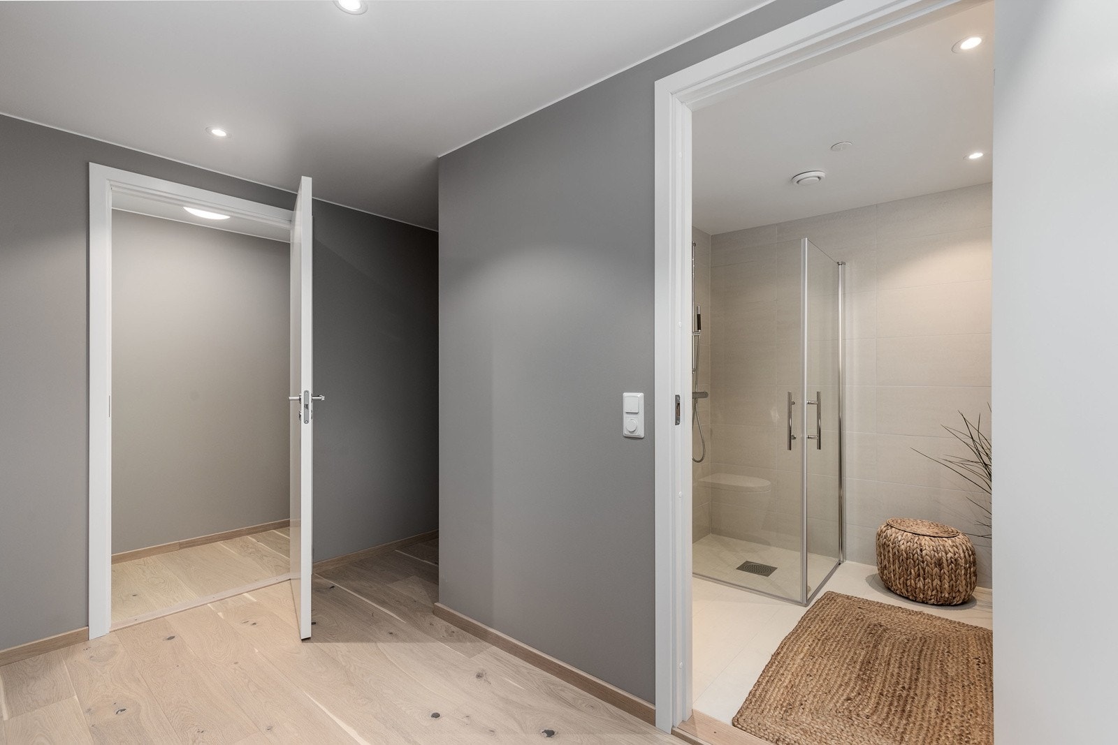 Gangen sørger for rask tilgang til leilighetens øvrige rom Galleribilde