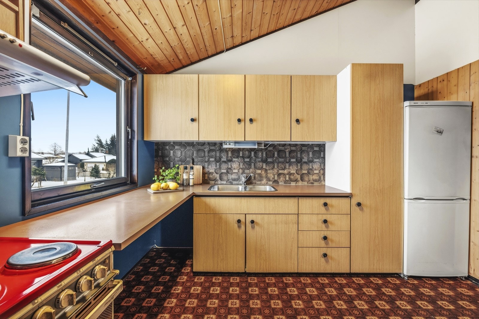 Kjøkkenet er i funksjonell stand og fremstår som et hyggelig og sosialt allrom Galleribilde