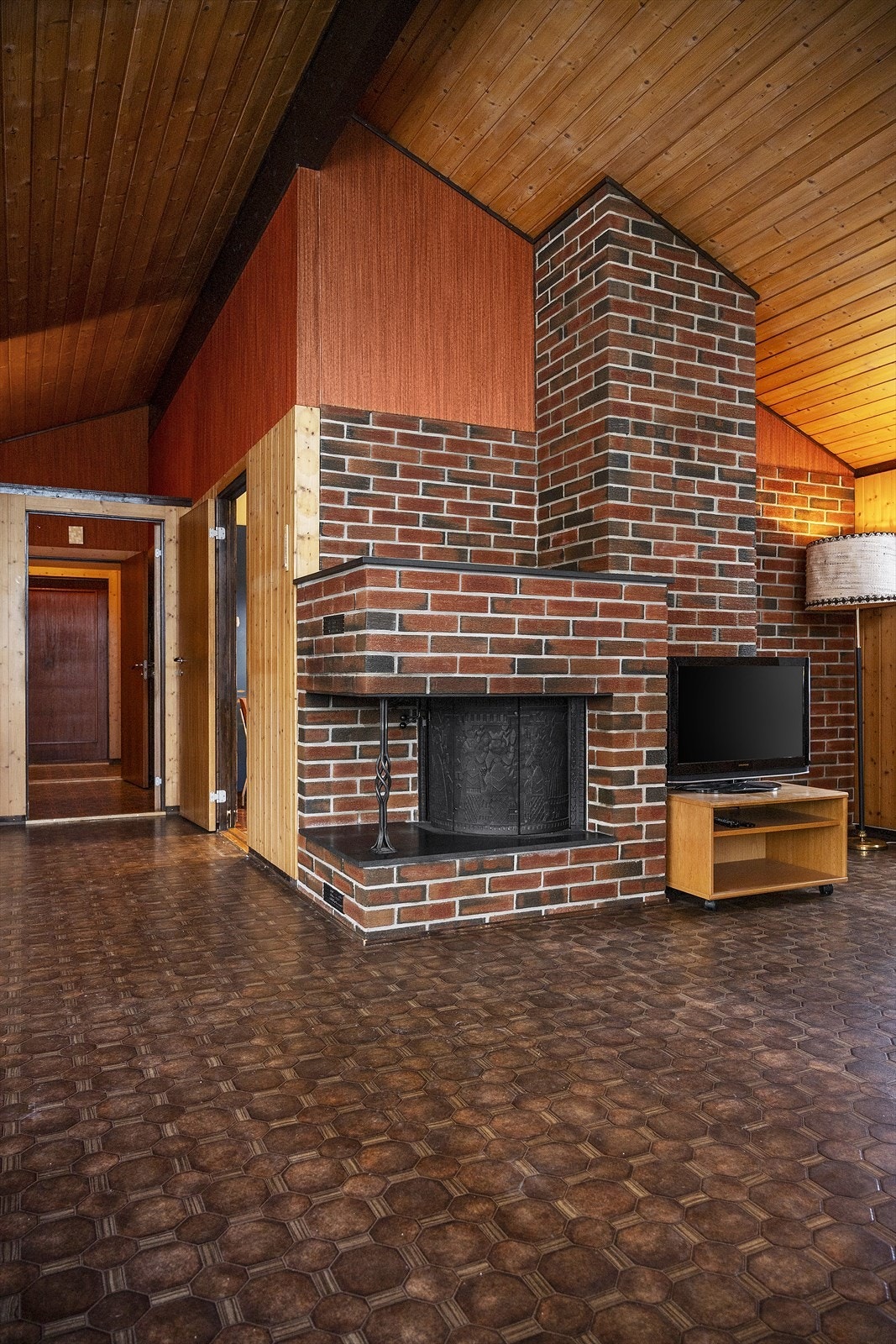 Stuen byr på en nydelig stor mur peis Galleribilde