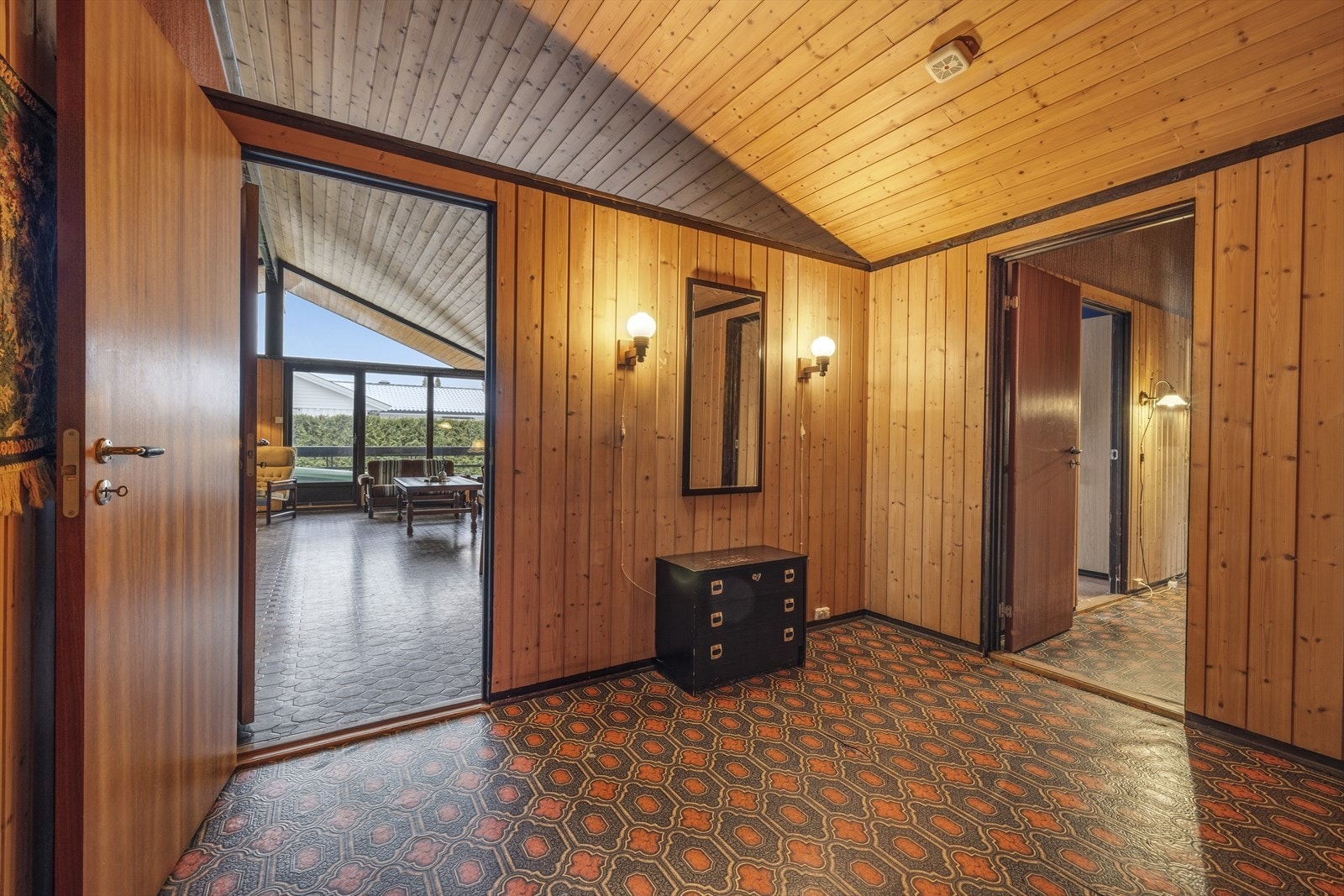 Fra entré og gang er det videre inngang til innbydende stue og spisestue med inngang til kjøkken, samt soverom, bad, toalettrom og vaskerom Galleribilde