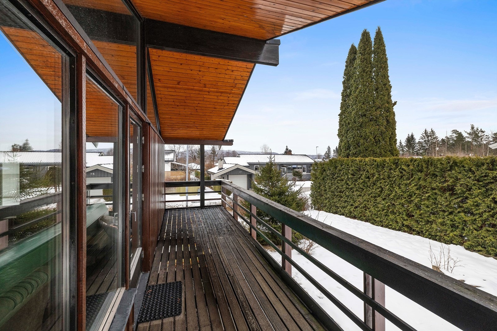 Fra stuen er det utgang til overbygd veranda, med videre adkomst til sydvestvendt platting Galleribilde