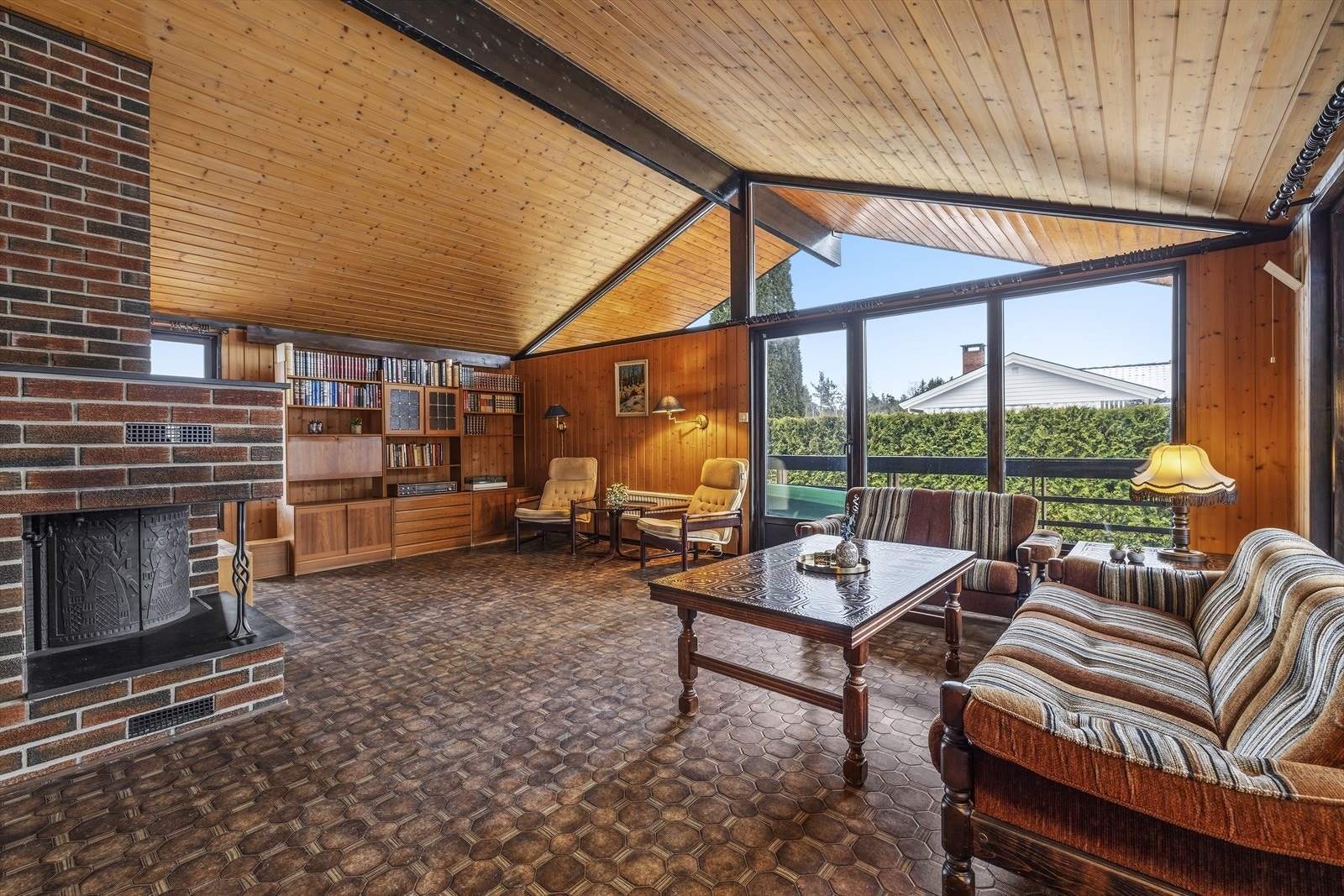 Stuen har særdeles god takhøyde som gir en luftig romfølelse, samtidig som store vindusflater slipper inn rikelig med naturlig dagslys Galleribilde