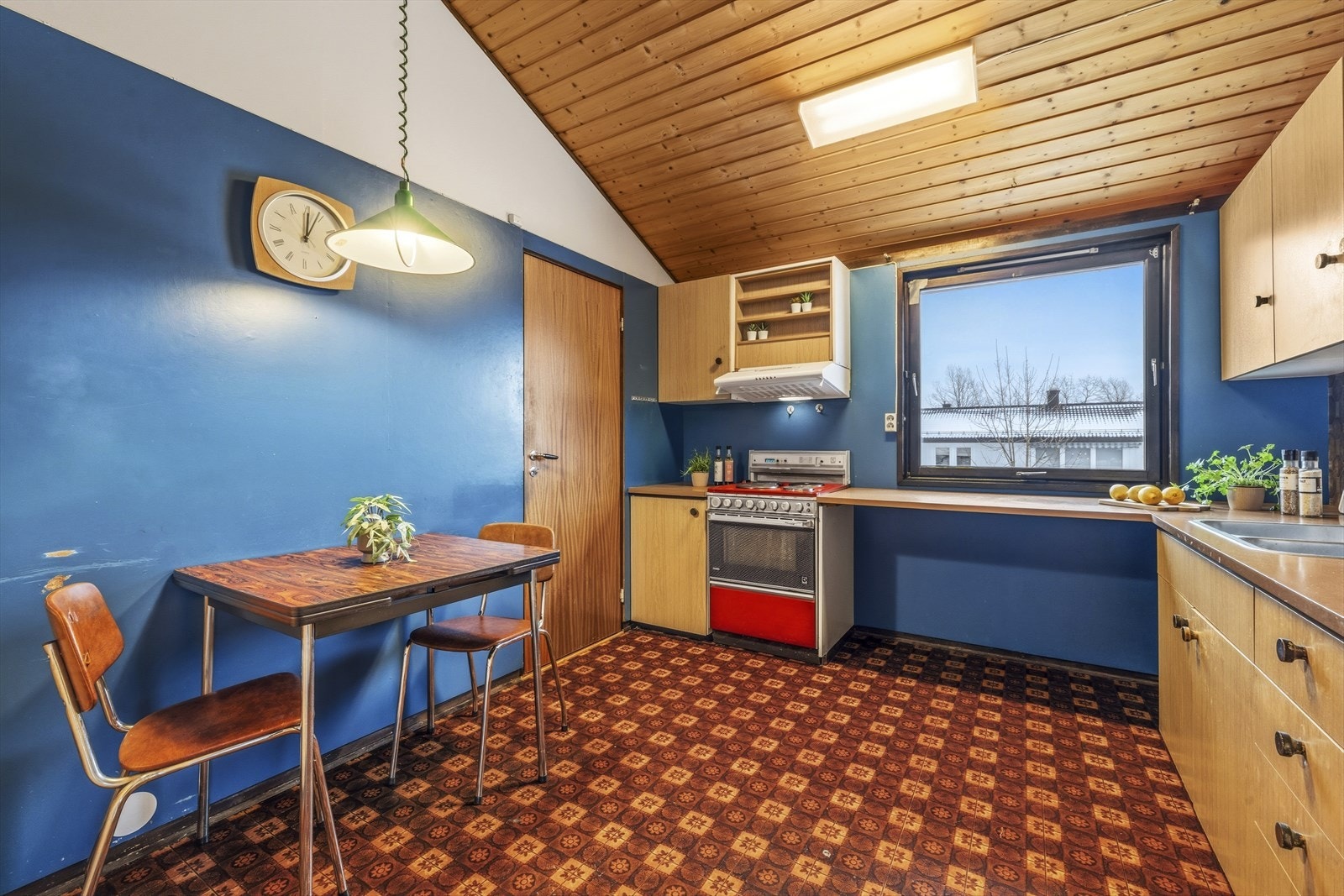 Innredningen har slette fronter på over- og underskap, samt barløsning ved vinduet Galleribilde