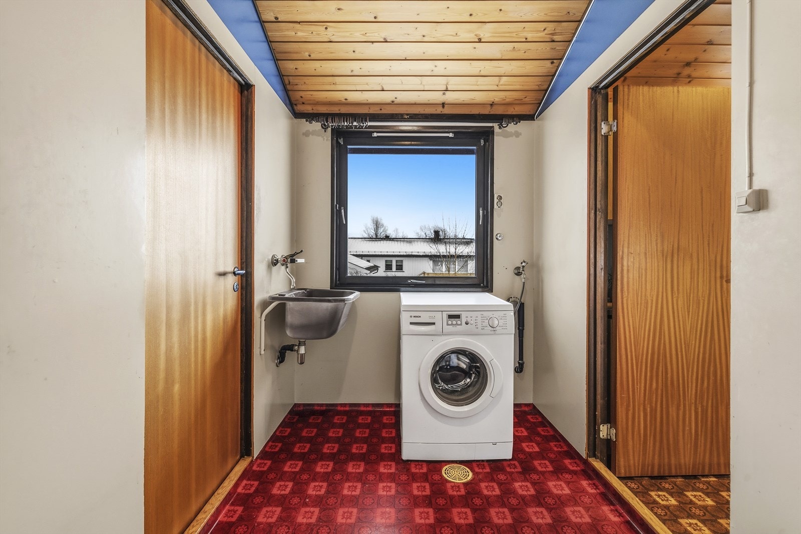 Vaskerommet ligger på innsiden av kjøkkenet, og er innredet med utslagsvask og opplegg for vaskemaskin Galleribilde