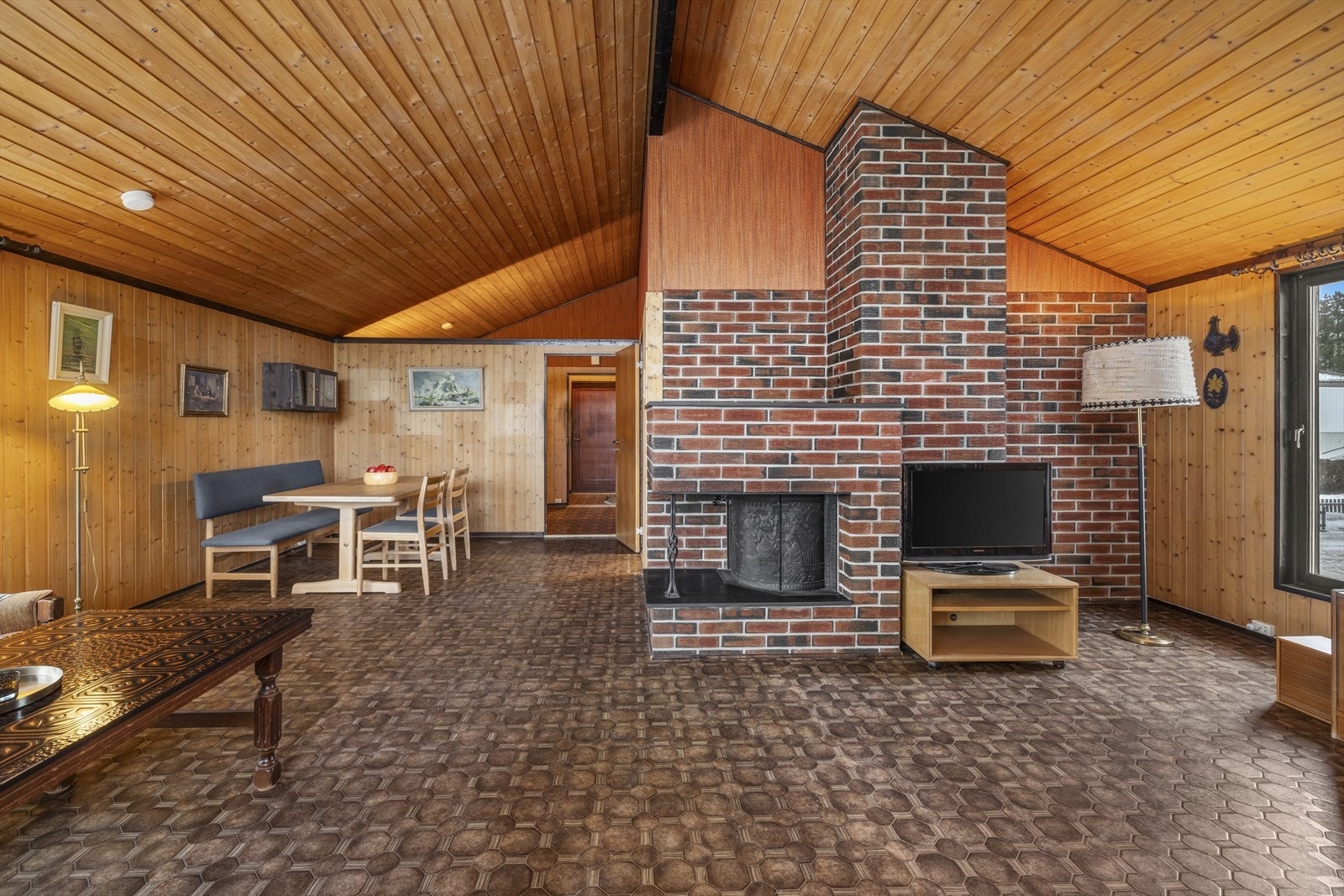 Peis med innsats sørger for hyggelig stemning og god oppvarming Galleribilde