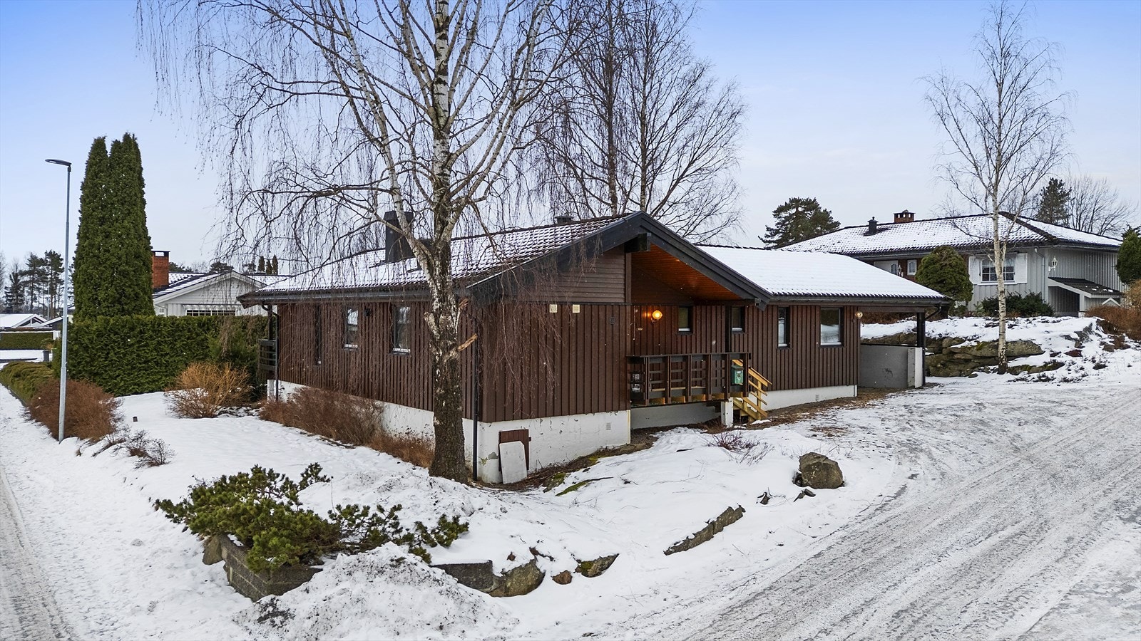 Eiendommen ligger på romslig hjørnetomt, pent opparbeidet med store grøntarealer og gruslagt gårdsplass Galleribilde