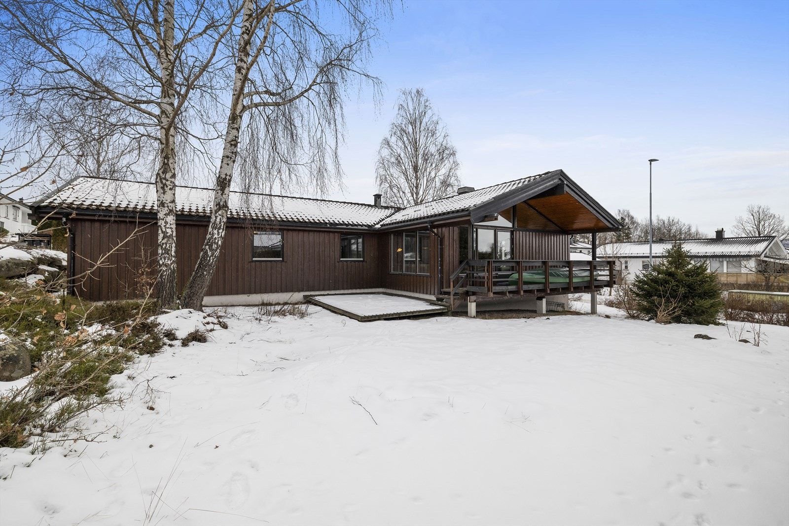 Denne flotte og solfylte tomten har god plass til aktiviteter og fremstår som særdeles barnevennlig Galleribilde