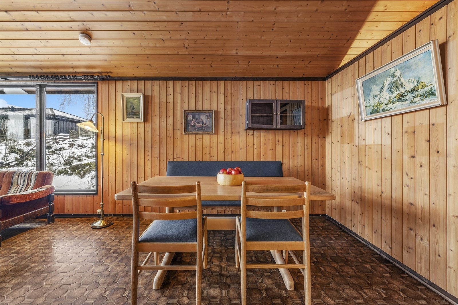 Spisestuen ligger praktisk plassert ved kjøkkenet, med god plass til stort langbord Galleribilde