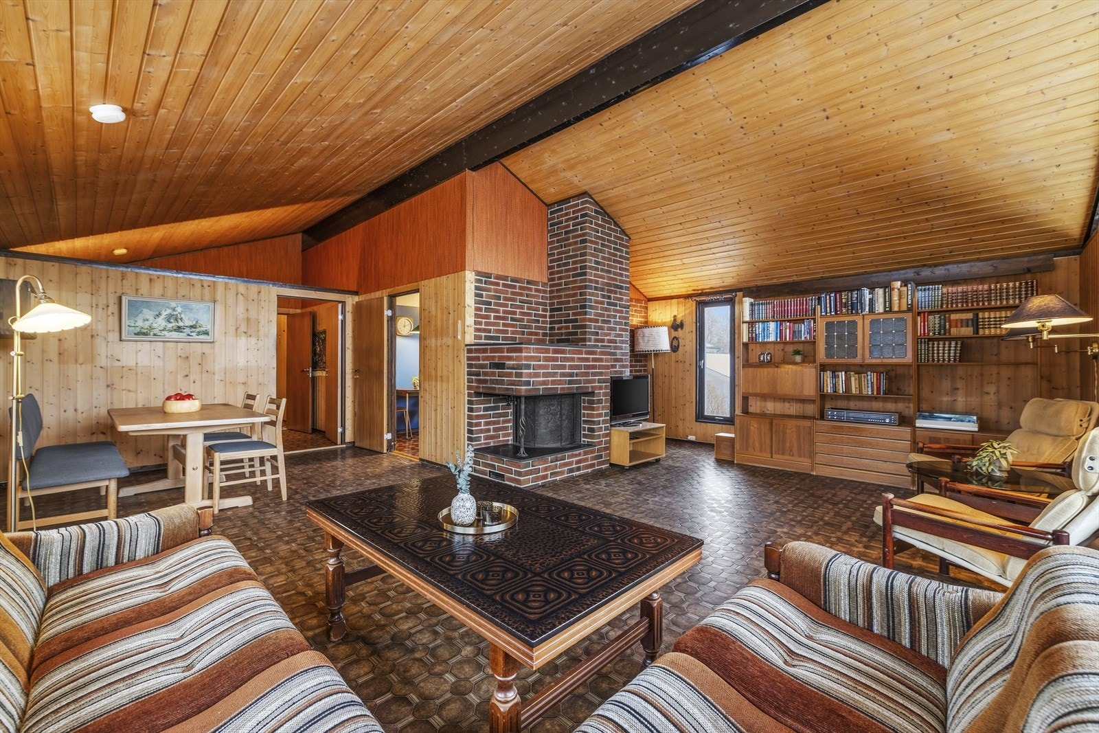 Innvendig preges boligen av trefargede vegger, himlinger og innredninger, som gir et varmt og tidsriktig uttrykk fra byggeperioden Galleribilde