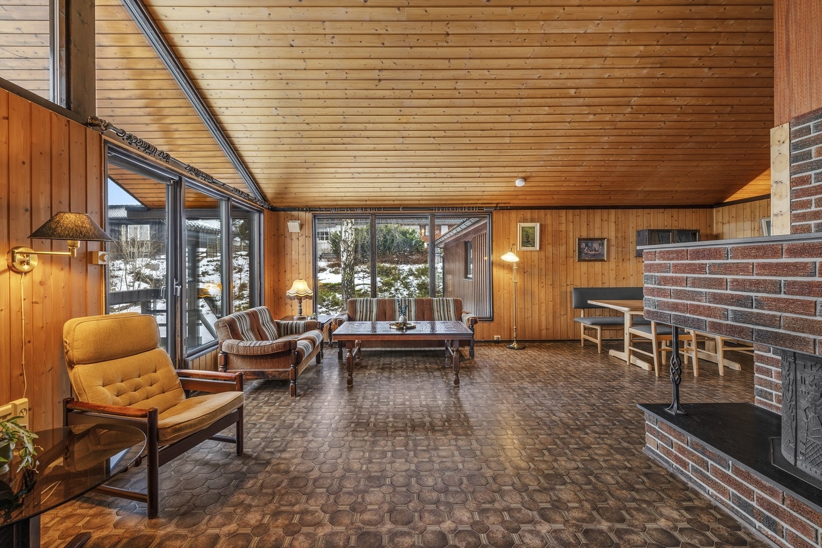 Stuen er i dag innredet med stor sofagruppe, godstoler og spisebord Galleribilde