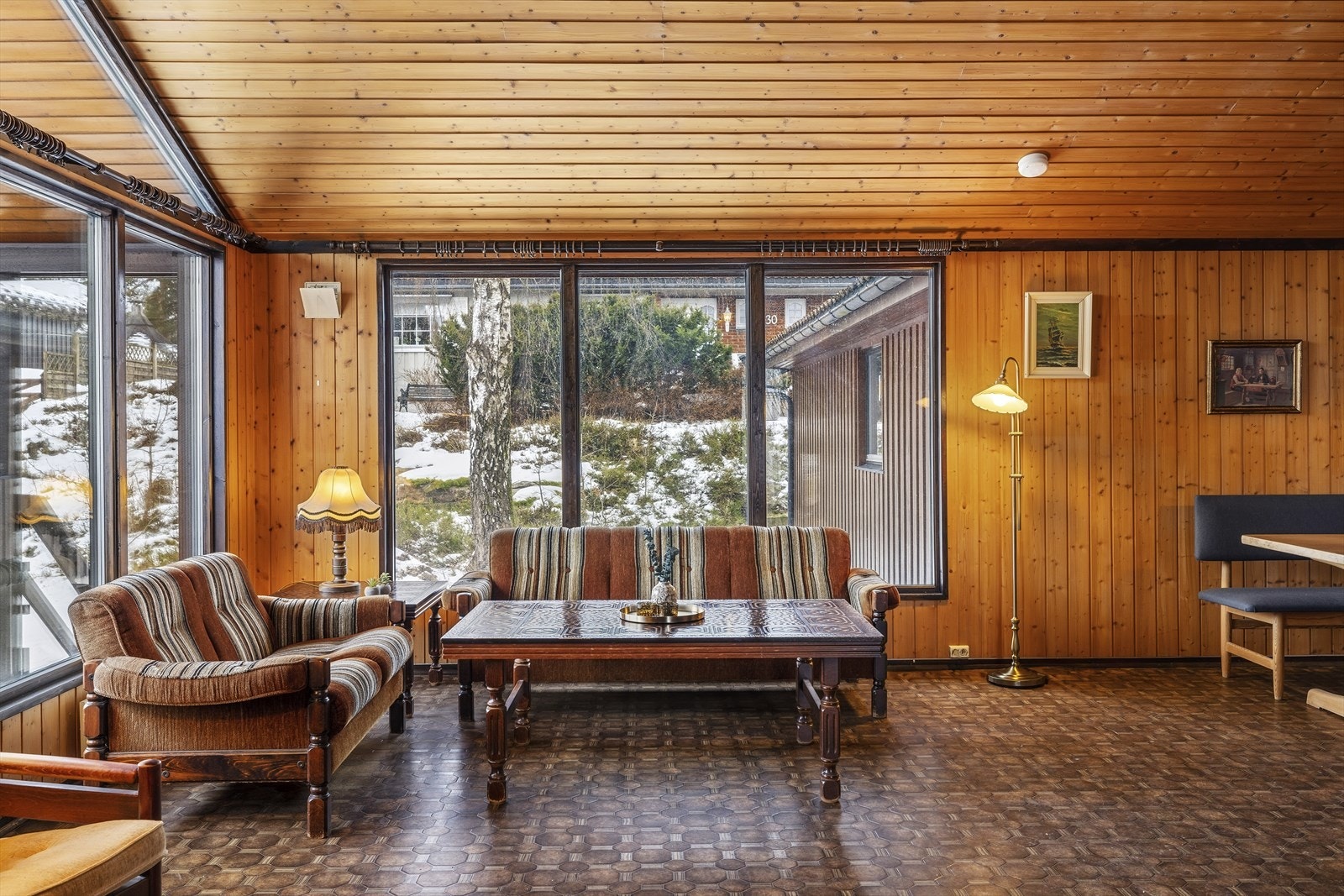 Fra stuen er det utgang til overbygget terrasse, hvor man kan nyte gode solforhold i rolige omgivelser Galleribilde