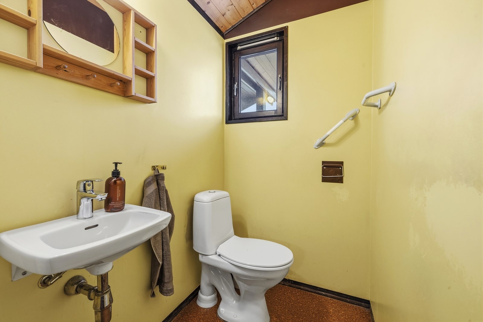 Toalettrommet er innredet med servant og gulvstående toalett Galleribilde