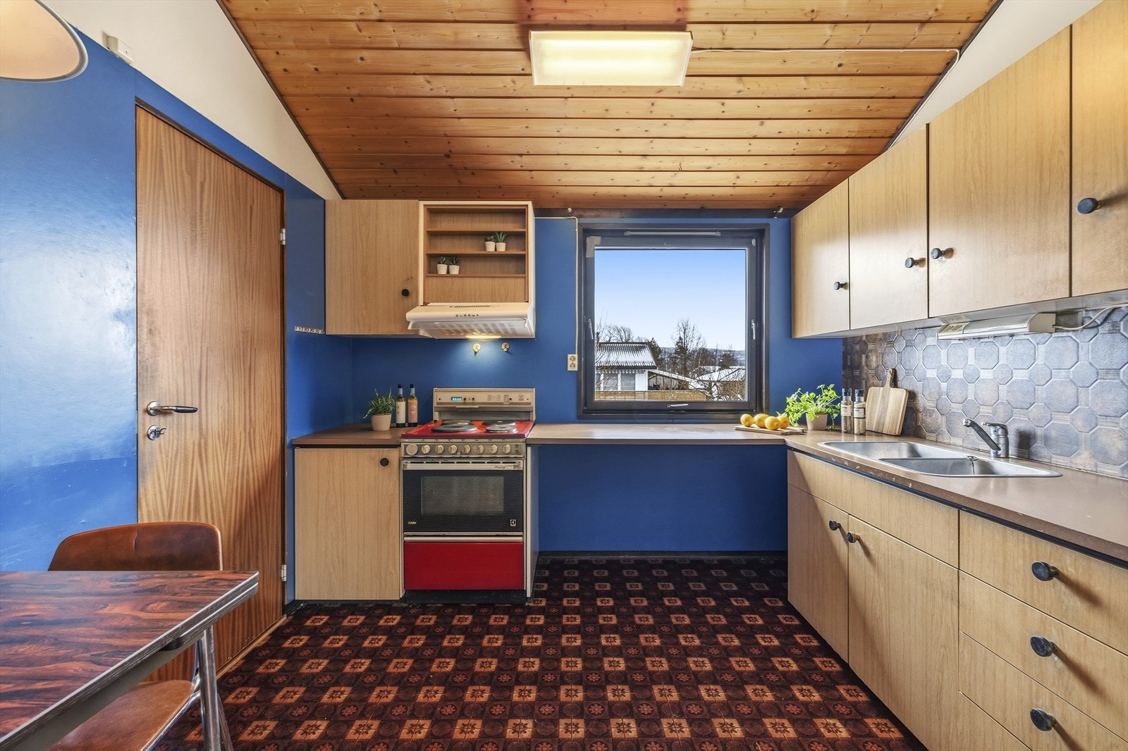 Det er god oppbevaringsplass i innredning og praktisk arbeidsplass på benkeflater Galleribilde