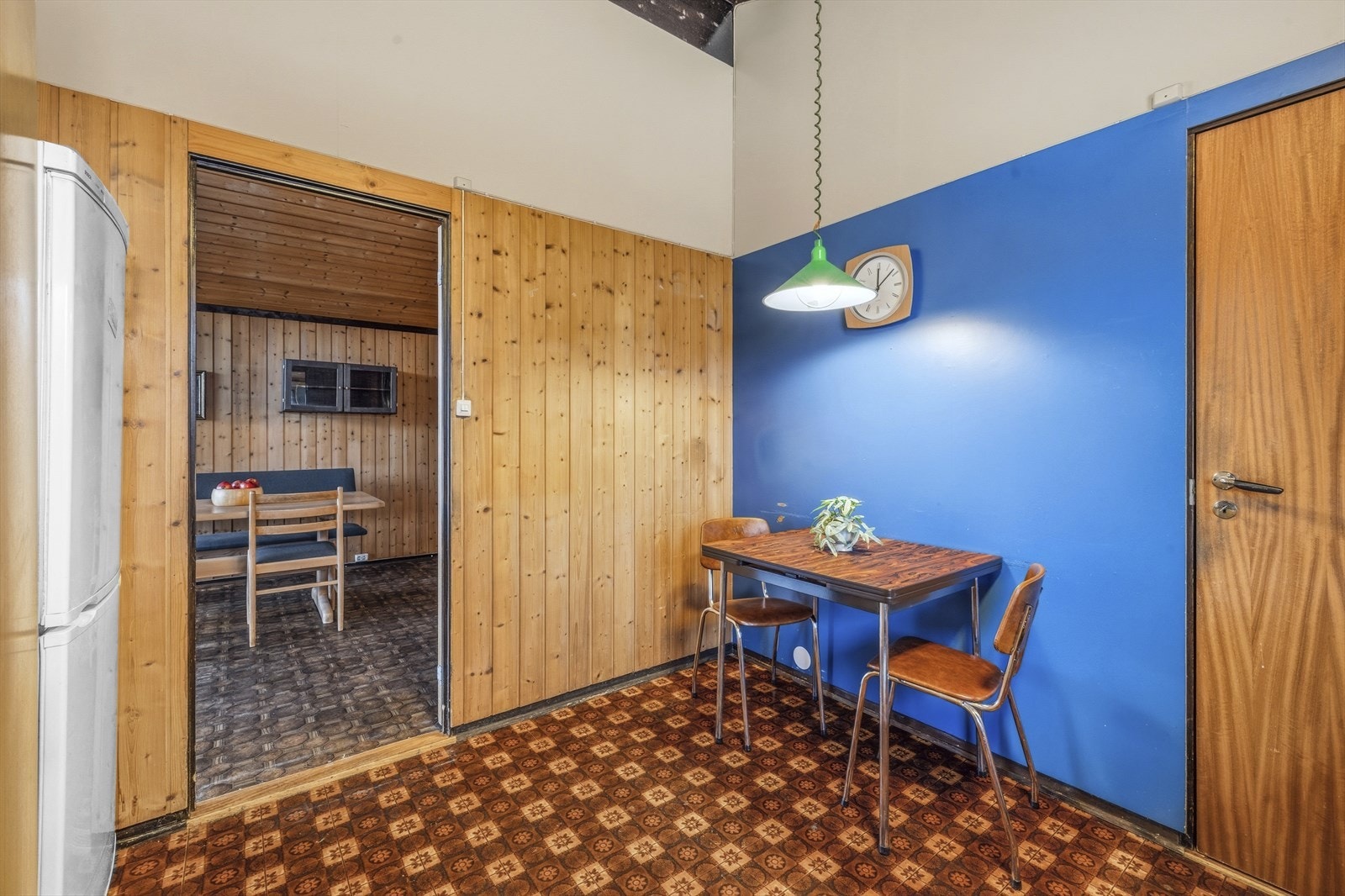 Fra spisestuen er det inngang til kjøkken med spiseplass Galleribilde