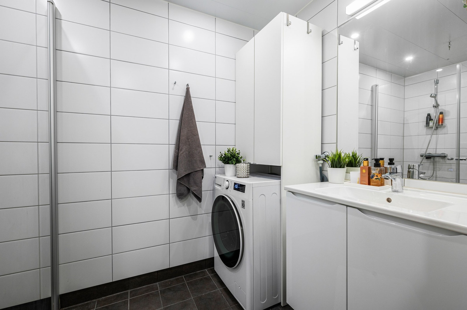 Pent flislagt bad på 4 kvm med gulvvarme, downlights i himling og opplegg for vaskemaskin. Galleribilde