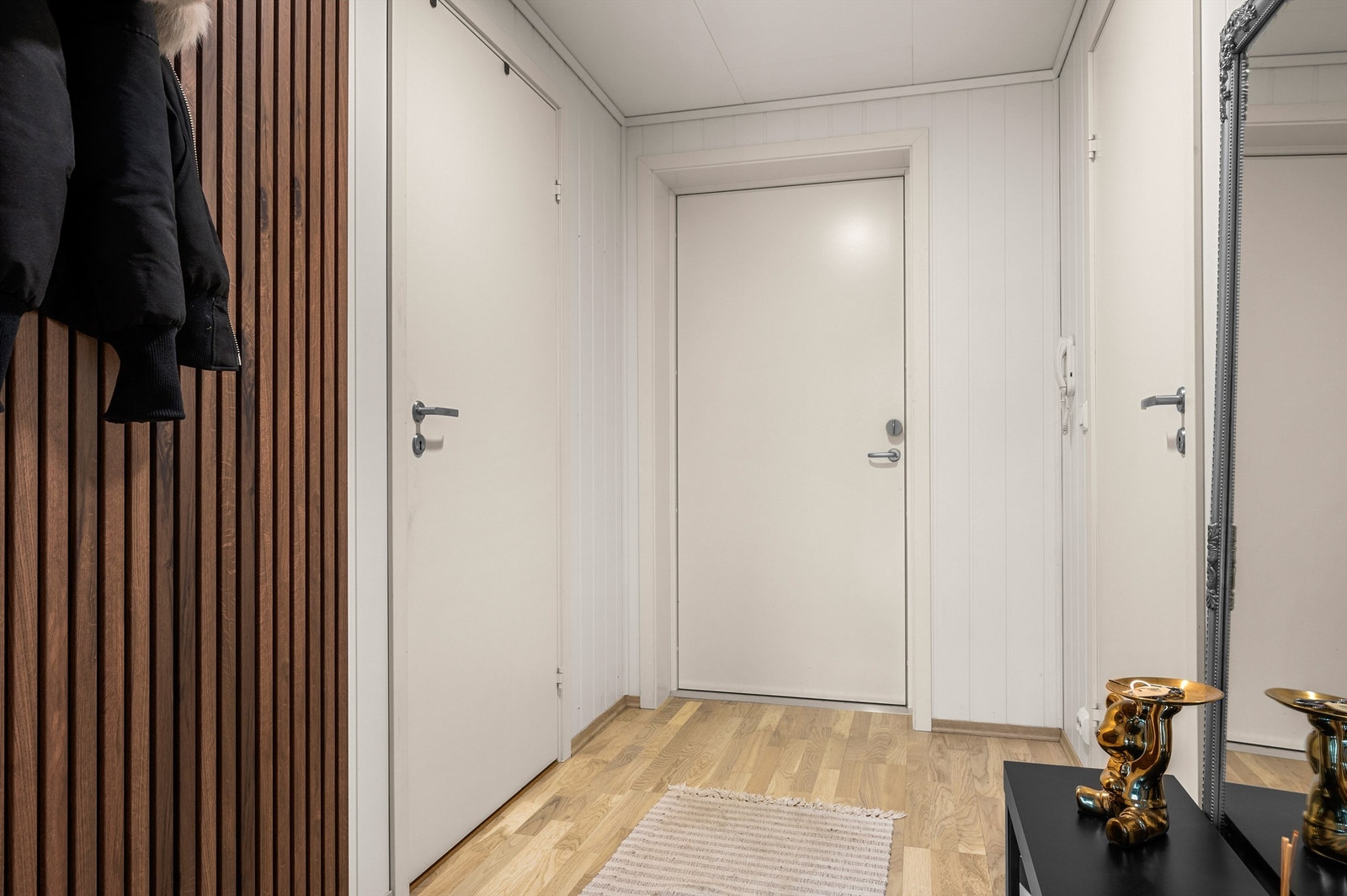 Velkommen inn! Romslig entré med god plass til oppbevaring av yttertøy og sko. Galleribilde