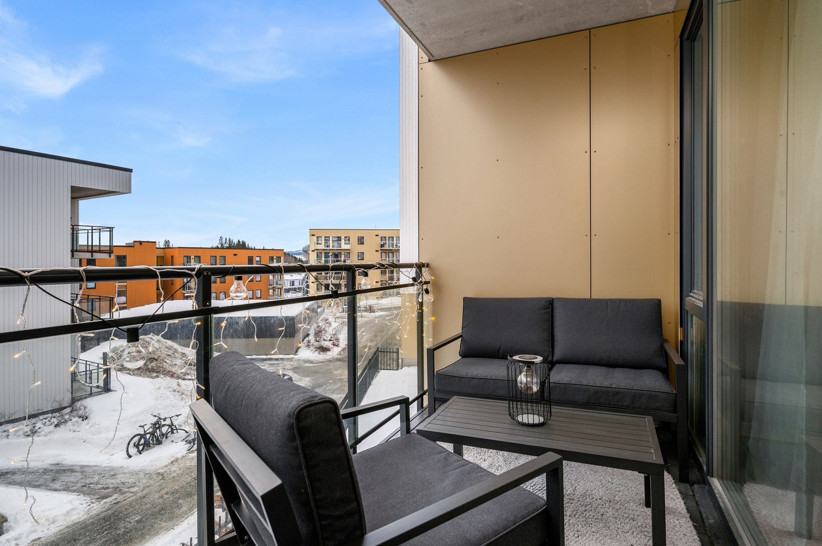 Fra stuen har man direkte utgang til en overbygd balkong med gode møbleringsmuligheter. Galleribilde