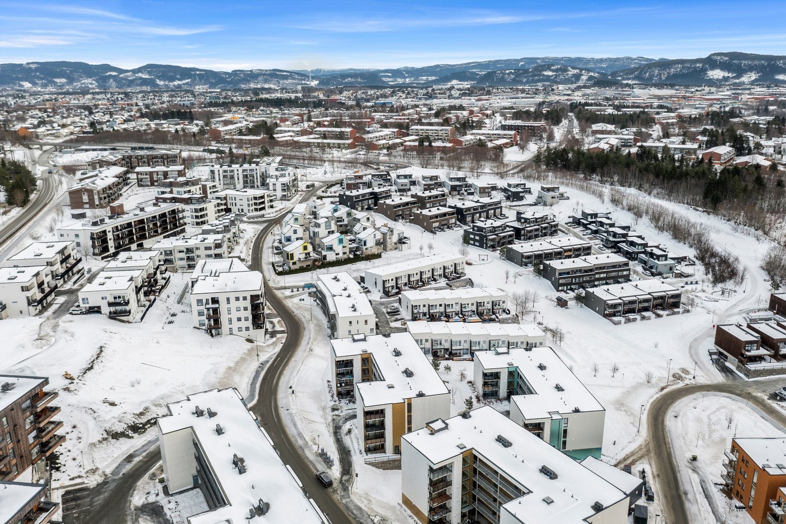 Det er umiddelbar nærhet til Bymarka og Granåsen, samt kort avstand til fantastiske turområder rundt Skjetlein, hvor utsikten kan nytes. Videre er det kort vei til Saupstad skisenter med fine turmuligheter samt grill- og akeplasser for hele familien. Galleribilde