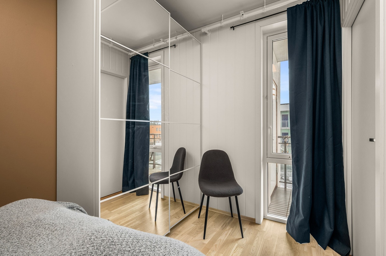 Soverommet har god plass til dobbeltseng og garderobeskap. Galleribilde