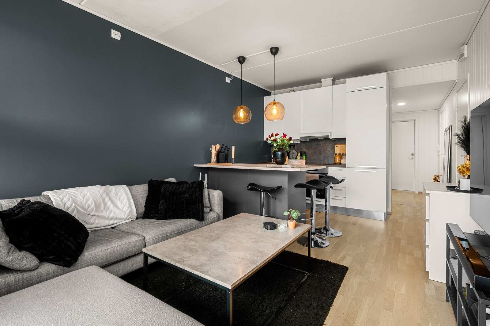 Kjøkkenet ligger naturlig tilbaketrukket fra stuen og er atskilt med en praktisk kjøkkenøy som gir ekstra skap- og benkeplass å boltre seg på! Galleribilde