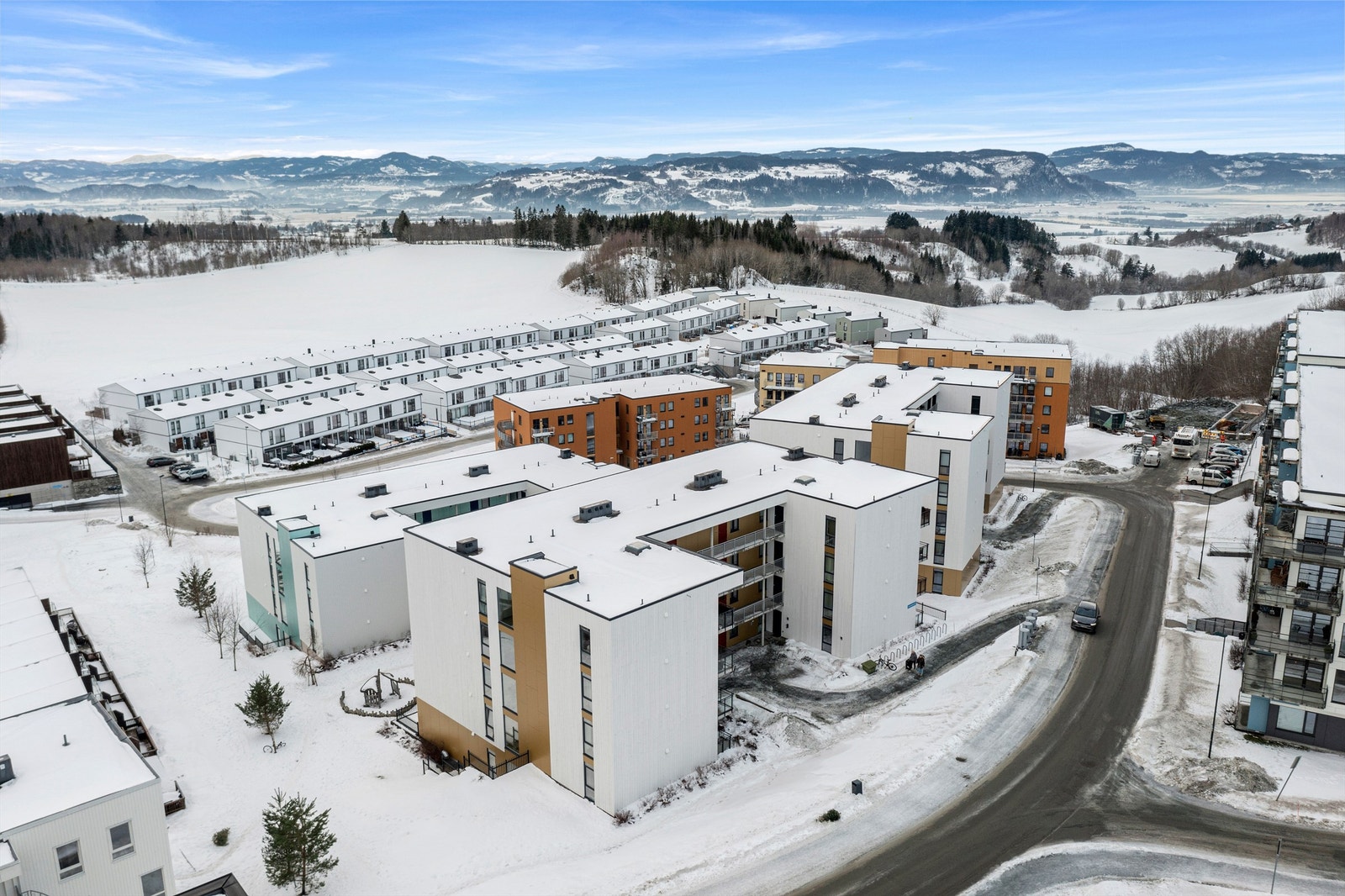 Fra eiendommen er det gangavstand til Kattem barneskole og Åsheim barne- og ungdomsskole, samt kort vei til Heimdal videregående skole. Det finnes også flere barnehager i nærområdet. Kollektivtilbudet er godt, med både buss og tog. Galleribilde