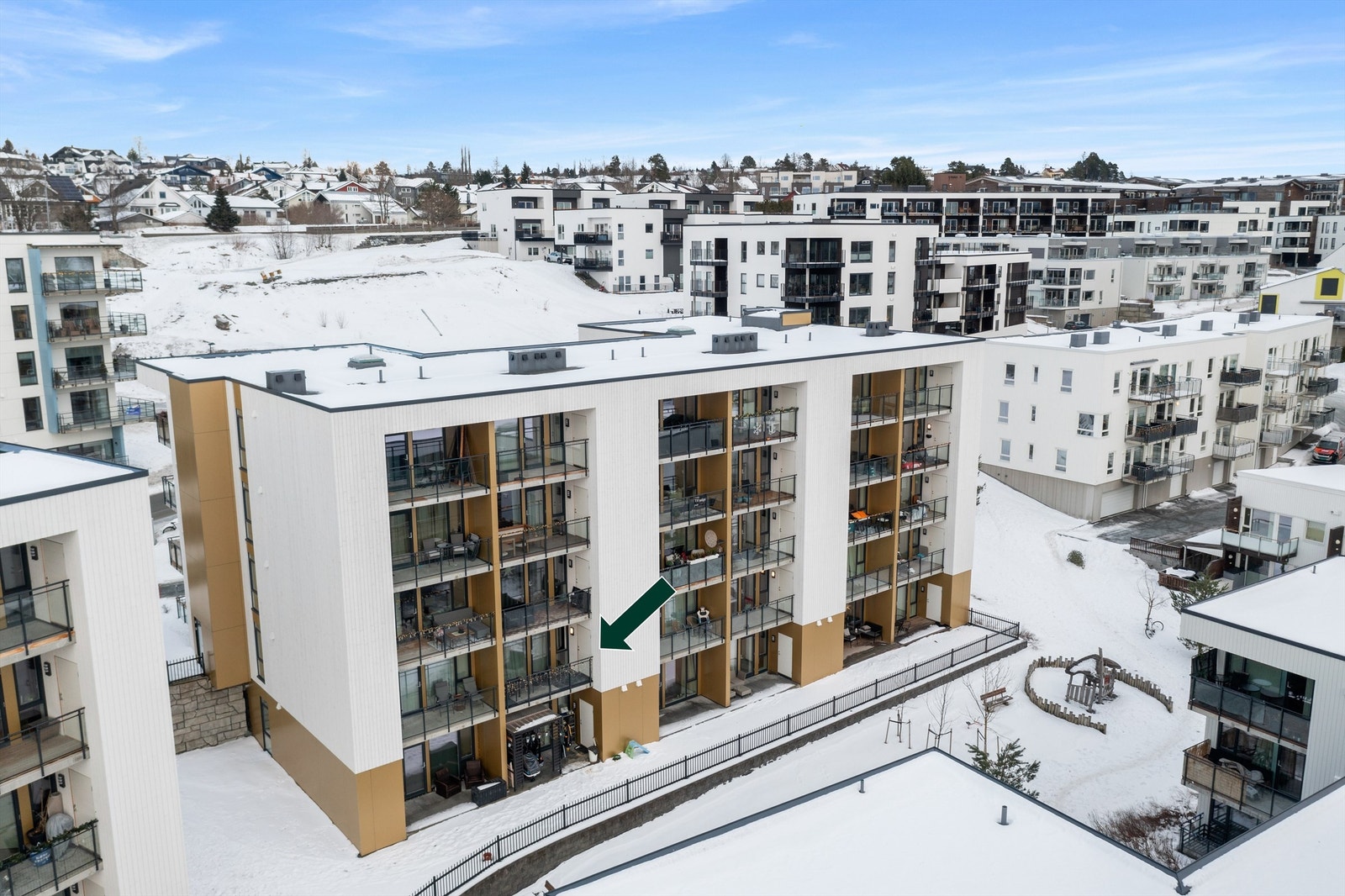 Boligene i området er adskilt av store grønne fellesområder. Disse grønne dragene leder til flere hyggelige møteplasser, kvartalslekeplasser, sandvolleyballbane, treningspark og kunstgressbane for å nevne noe. Galleribilde