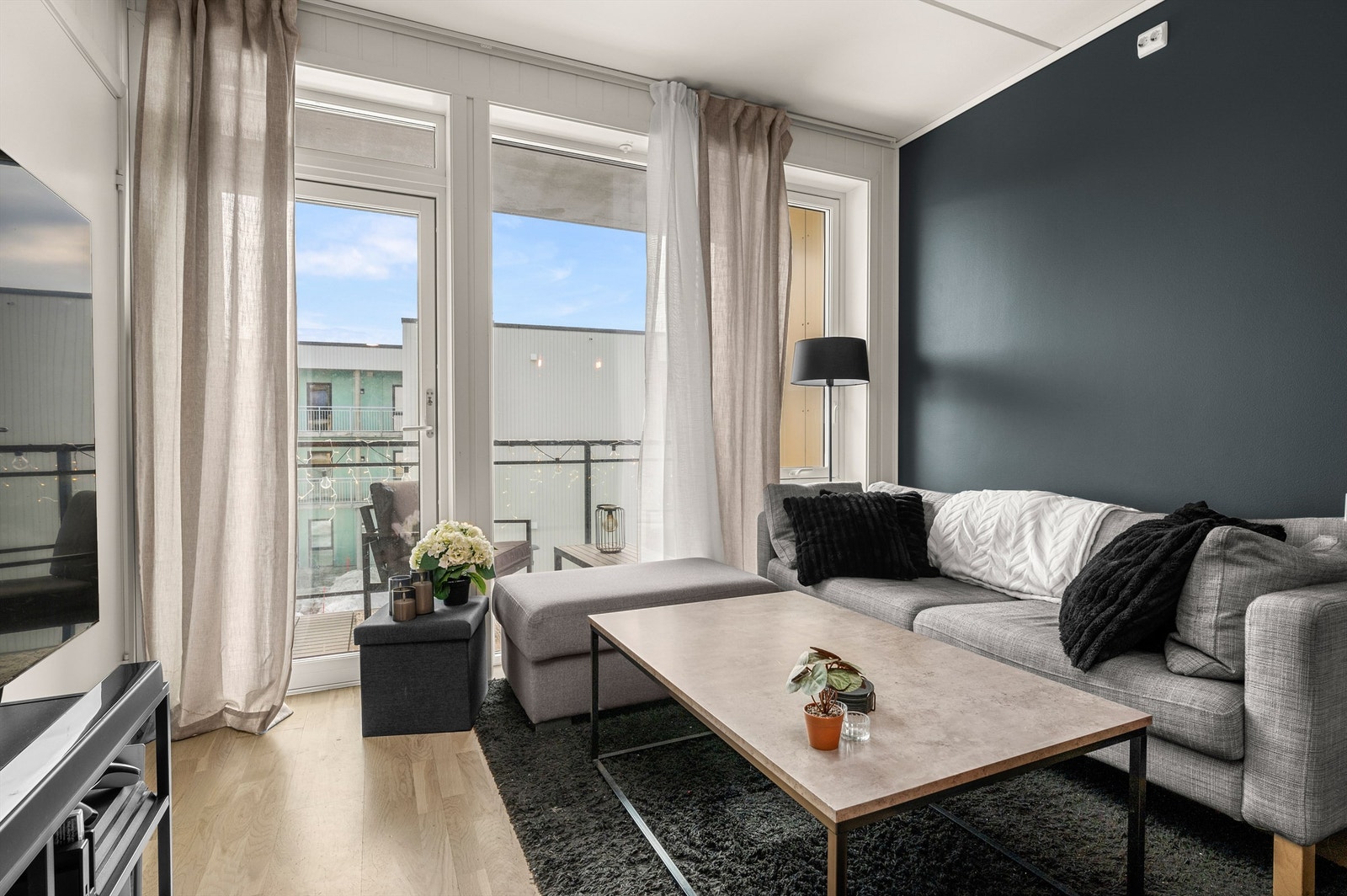 Stue- og kjøkkenarealet måler til sammen 17 kvm og har god plass til sofagruppe med tilhørende TV-møblement. Galleribilde