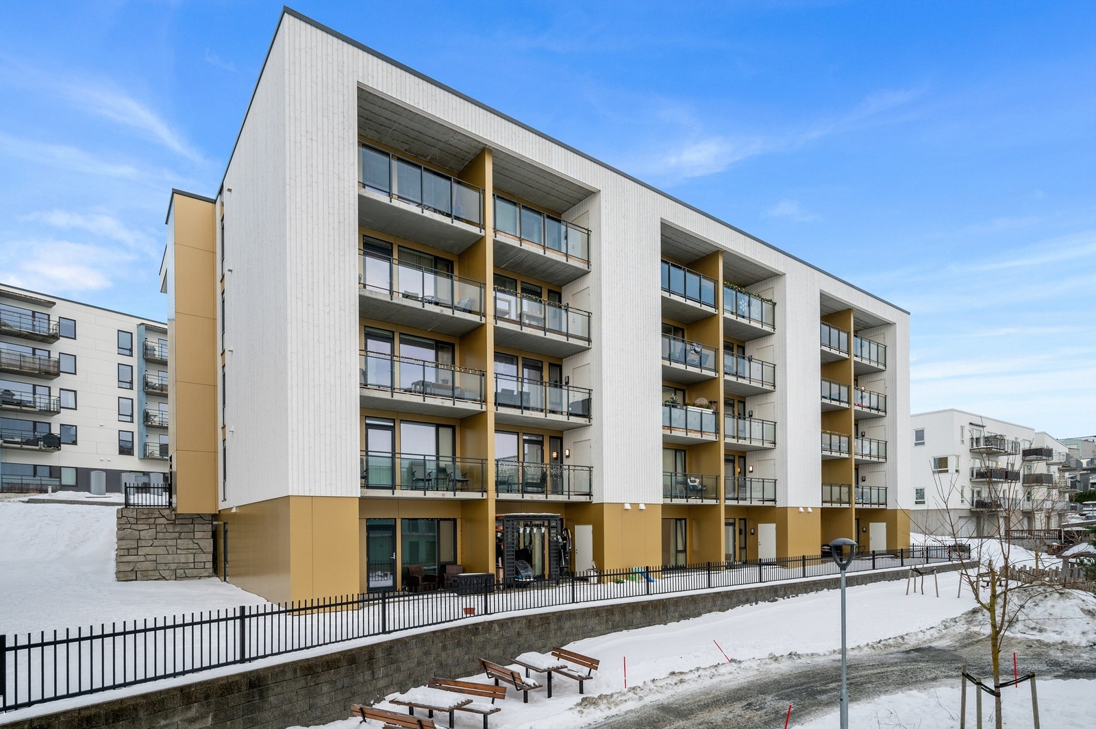 Nærmeste dagligvarebutikker er Coop Extra med post i butikk og Coop Prix Kattem, begge i gangavstand fra boligen. Det er ca. 3 km til City Syd, et av Midt-Norges største kjøpesentre, samt kort vei med bil, buss eller tog til Trondheim sentrum. Galleribilde