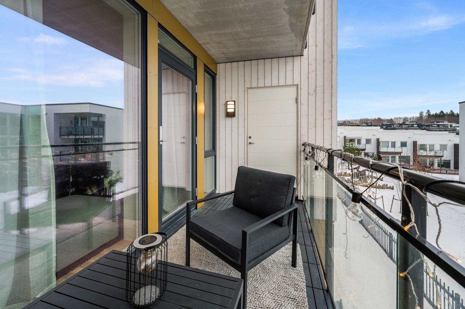 Balkongen vil på sommerstid oppleves som en fin forlengelse av stuen. På balkongen finner man også en praktisk romslig sportsbod på 2,5 kvm med gode lagringsmuligheter. Galleribilde