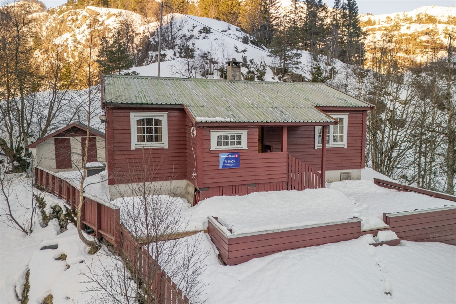 Stor terrasse på fremsiden og overbygget inngangsparti Galleribilde