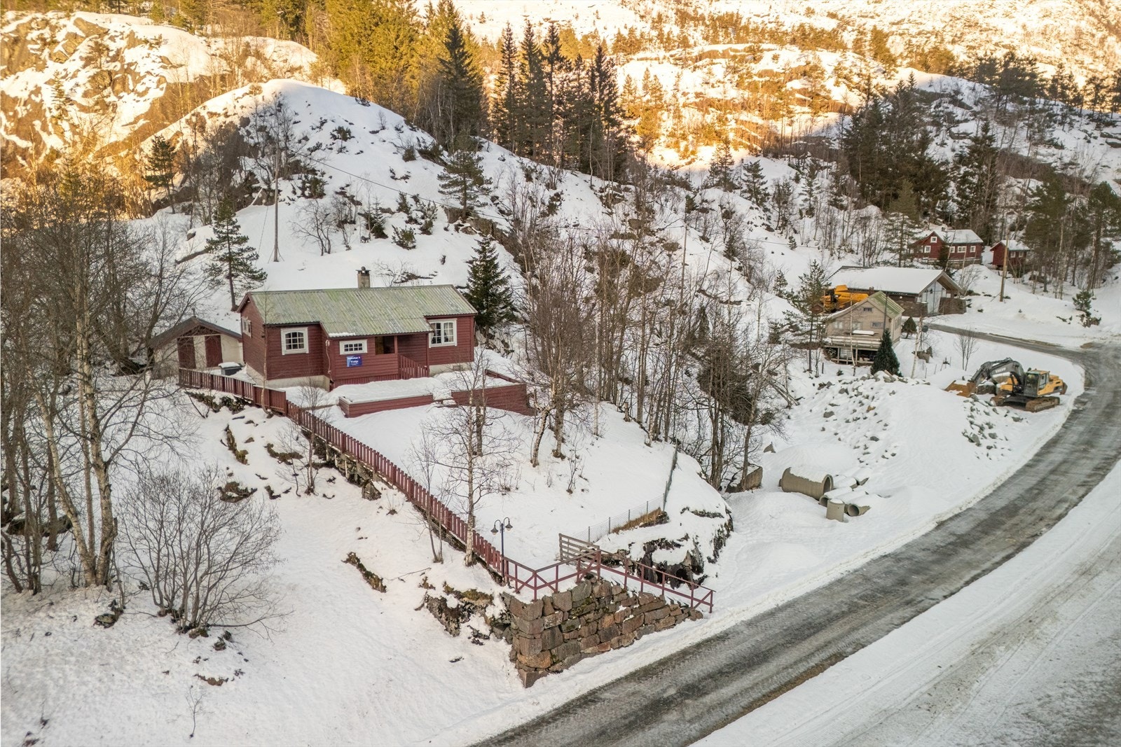 Koselig hytte på Vintertun med innlagt vann, avløp og strøm Galleribilde