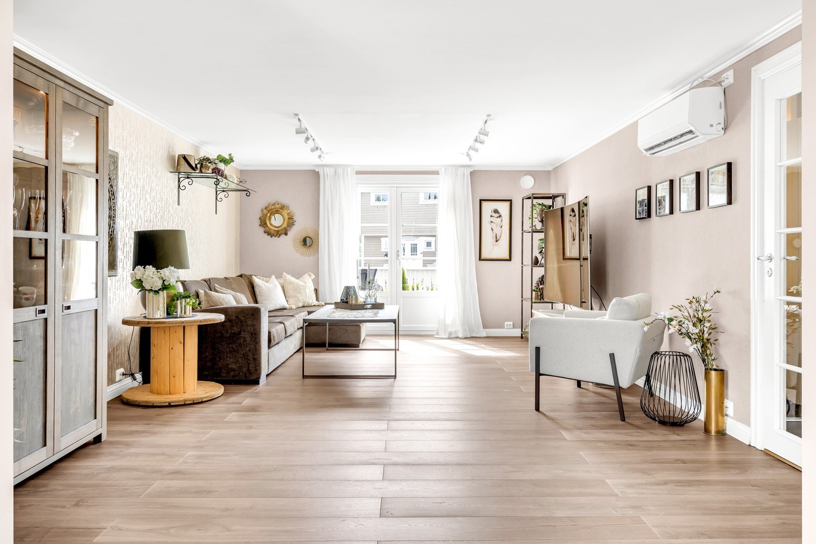 Stuen har også varmepumpe og varmefolie i gulvet, som gir en jevn og energieffektiv oppvarming gjennom hele året. Galleribilde