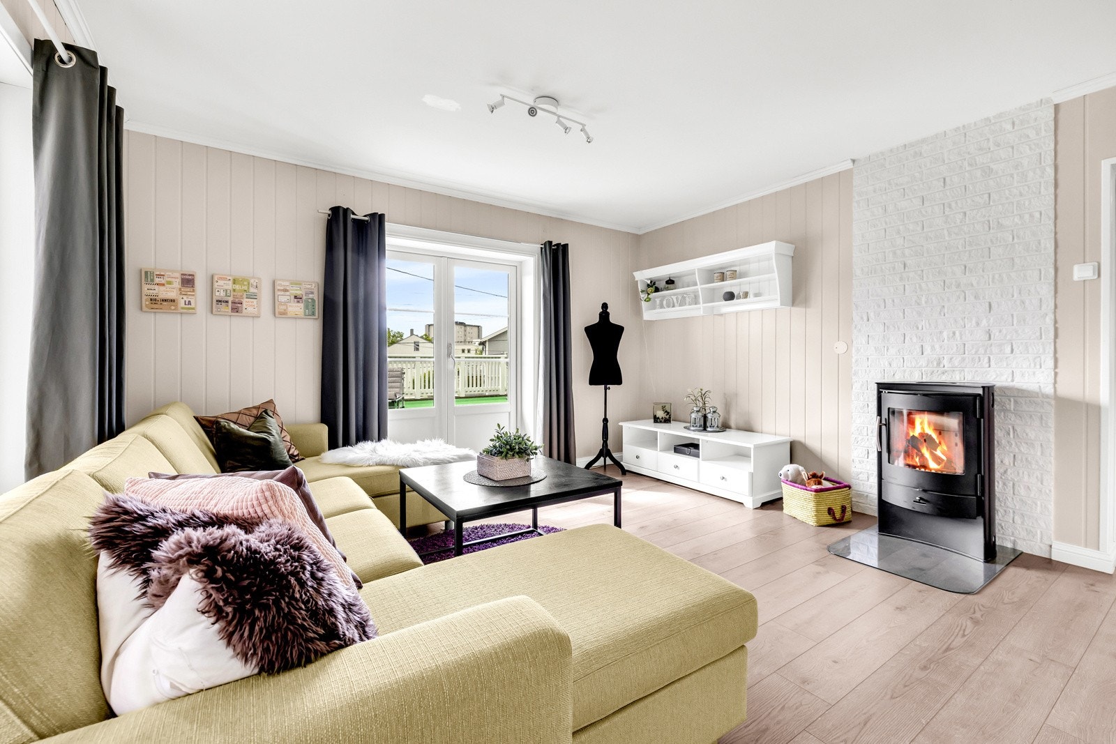 Stuen i andre etasje fungerer som et deilig og skjermet oppholdsområde - perfekt som ungdomsstue, tv-stue eller et rolig sted for avslapning. Galleribilde