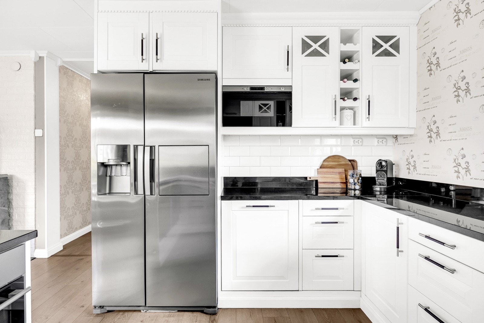 Videre er det god plass til et frittstående kjøl/fryseskap. Galleribilde