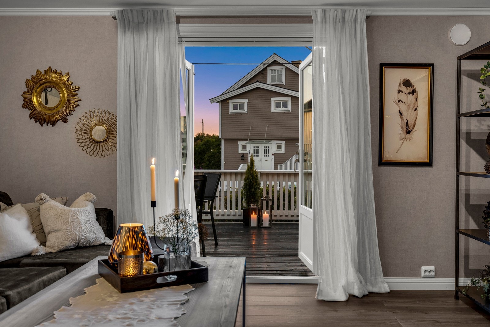 Fra stuen er det utgang til en terrassen på ca. 54 kvm, som blir en forlengelse av stuen på sommerhalvåret. Galleribilde