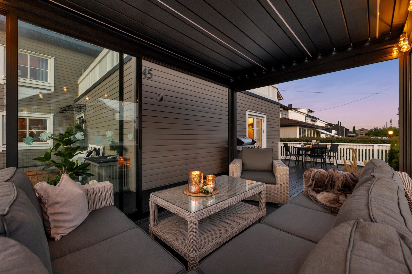 Terrassen med pergola på kveldstid. Her nytes koselige kvelder med venner og familie i rolige omgivelser. Galleribilde