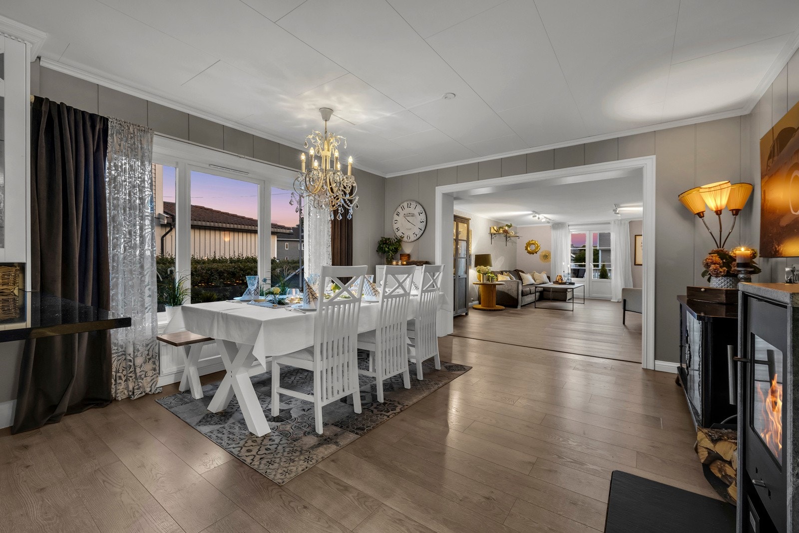 I spisestuen finner du en stilren og behagelig peis som sørger for varme og hygge på kjølige kvelder. Galleribilde