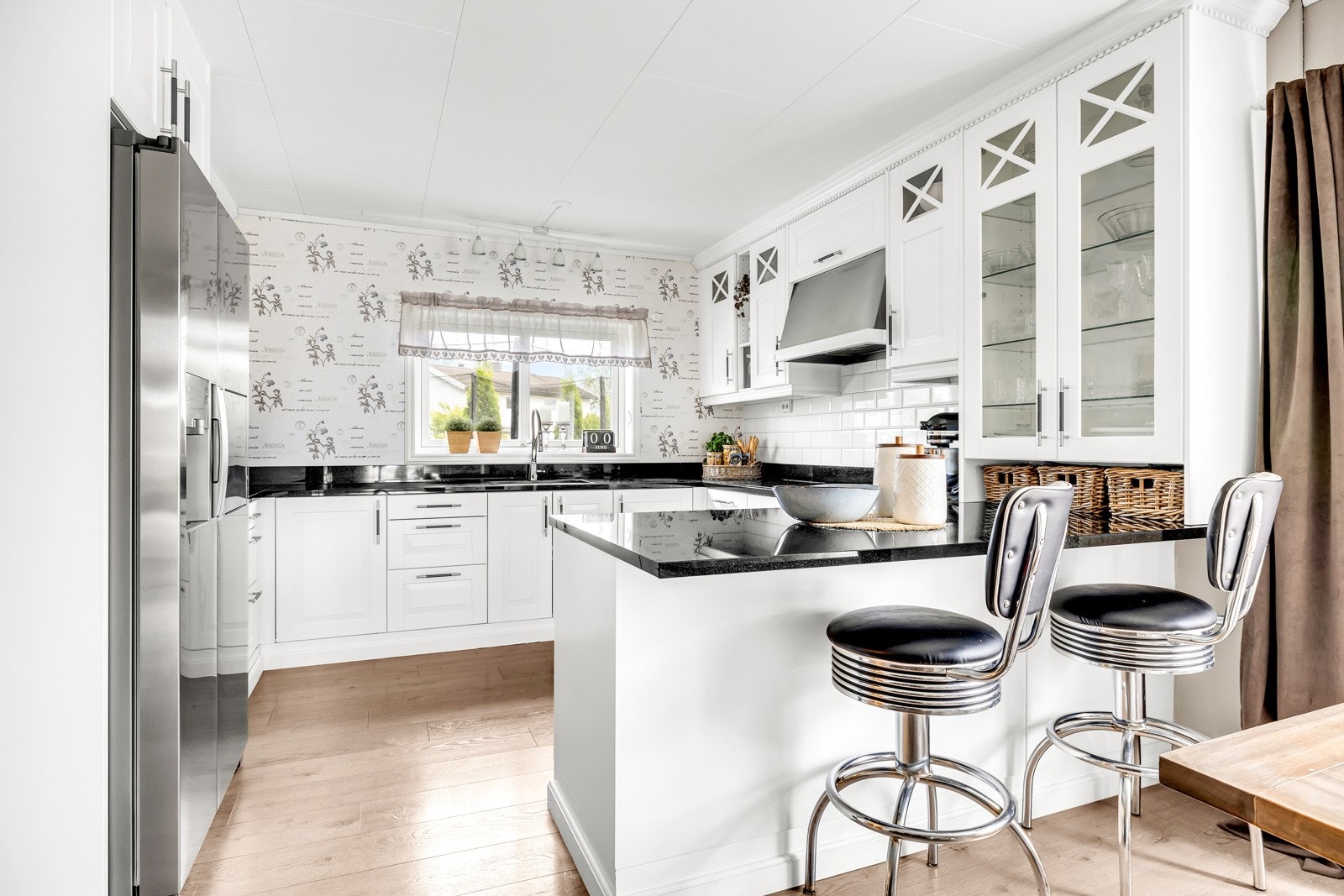 Kjøkkenet ble oppgradert i 2016 med ny, stilfull innredning fra Marbodal med integrerte hvitevarer. Galleribilde