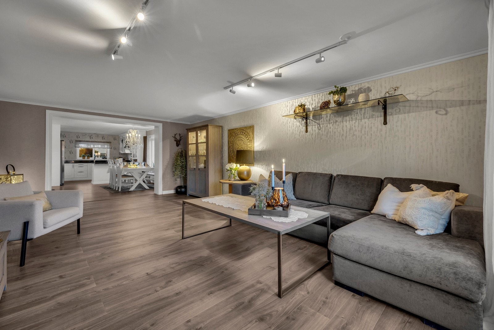 God plass til sofa og ønsket møblement, med plass til hele familien. Galleribilde