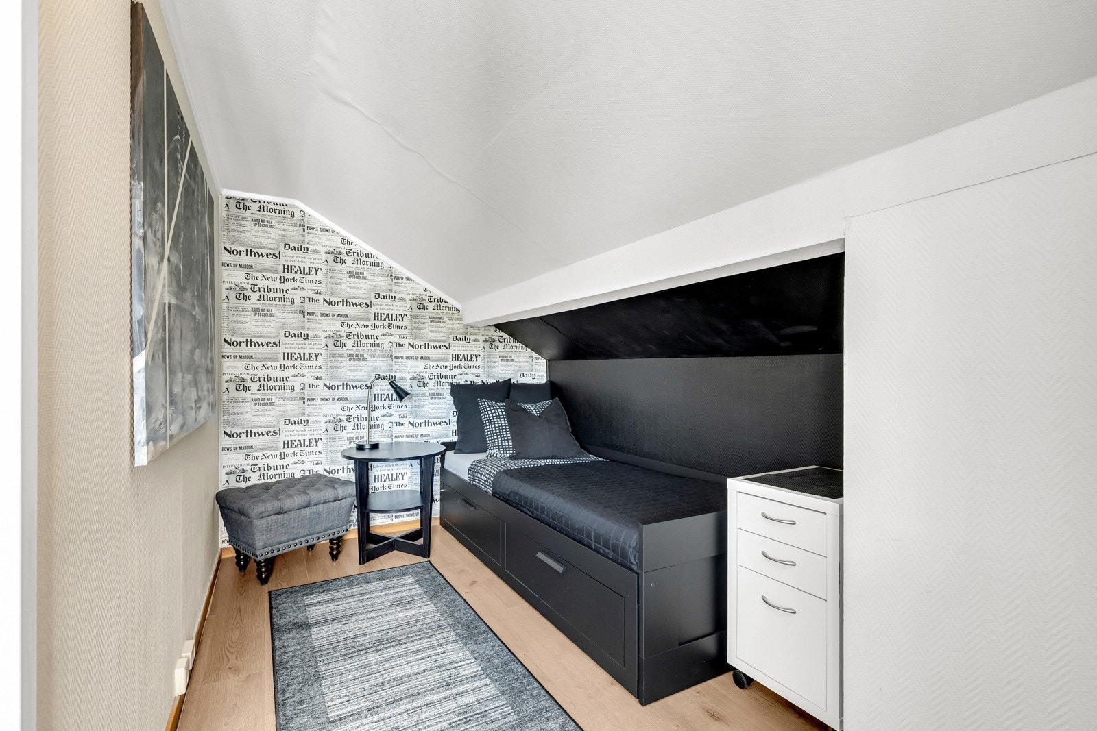 Enten du ønsker et romslig hobbyrom, et hjemmekontor, treningsrom eller praktiske oppbevaringsløsninger, gir denne etasjen deg alle muligheter. Galleribilde