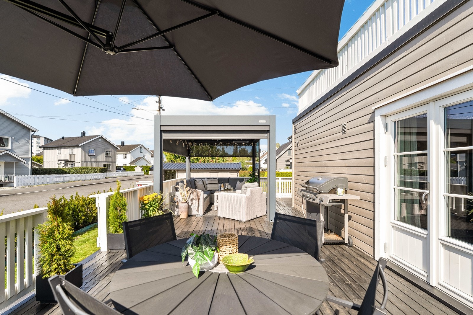 Boligen kan skilte med hybel (ikke godkjent), praktisk planløsning, 4 soverom, 4 bad, stor garasje, flere solrike uteområder, 2 stuer og en suveren beliggenhet på Vigernes i Lillestrøm. Galleribilde