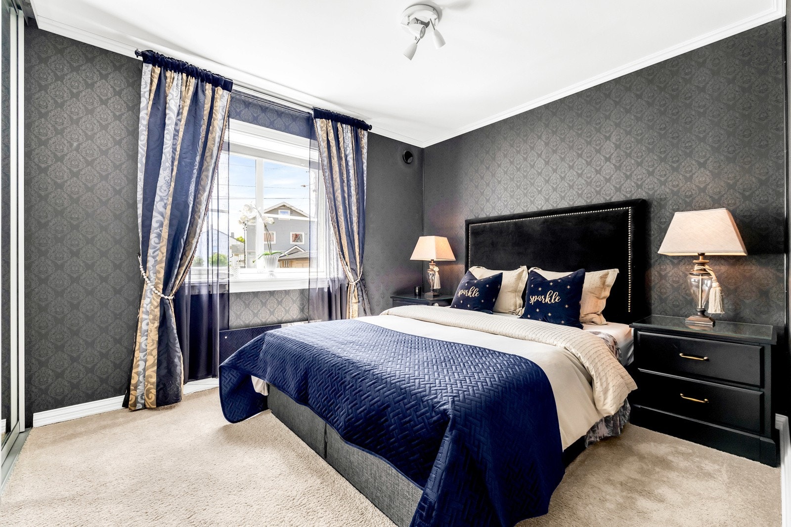 Hovedsoverommet er stort og innbydende, med en mørk og stilfull tapet, samt vegg til vegg teppe, som skaper en lun og eksklusiv atmosfære. Galleribilde