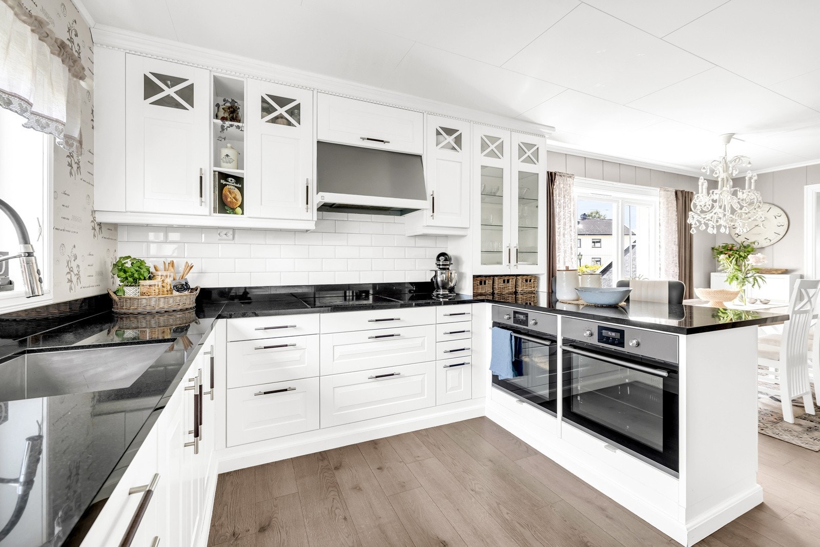 Kjøkkenet har ventilator med avtrekk gjennom yttervegg, og nedfelt stålvask. Galleribilde