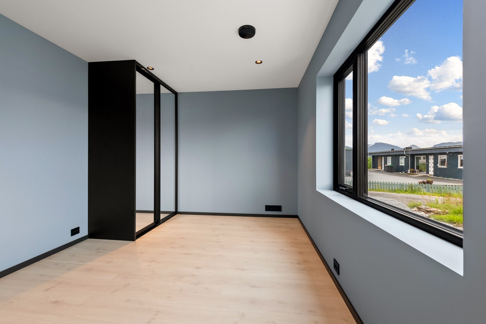 Soverom 1 i underetasjen med garderobeskap med speil skyvedørsfronter Galleribilde