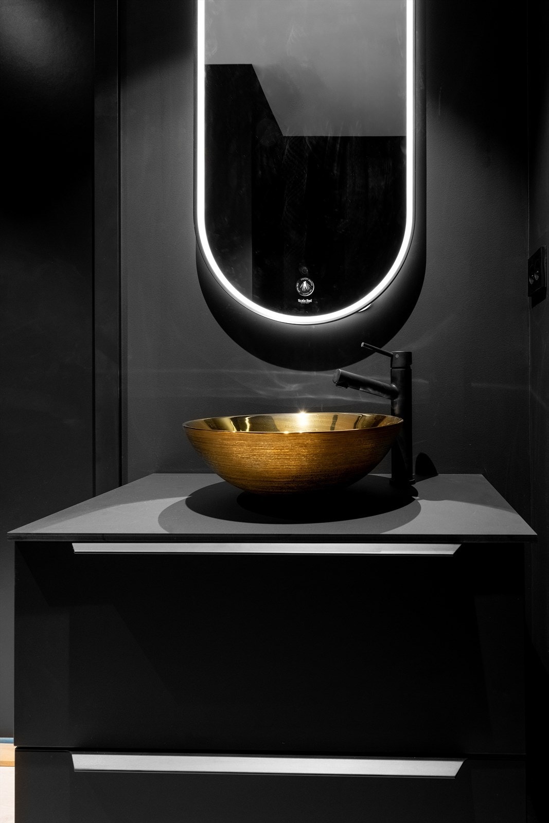 Flott servantinnredning med ovenpåliggende servant på toalettrom i 1. etasje. Speil med lys over servant Galleribilde