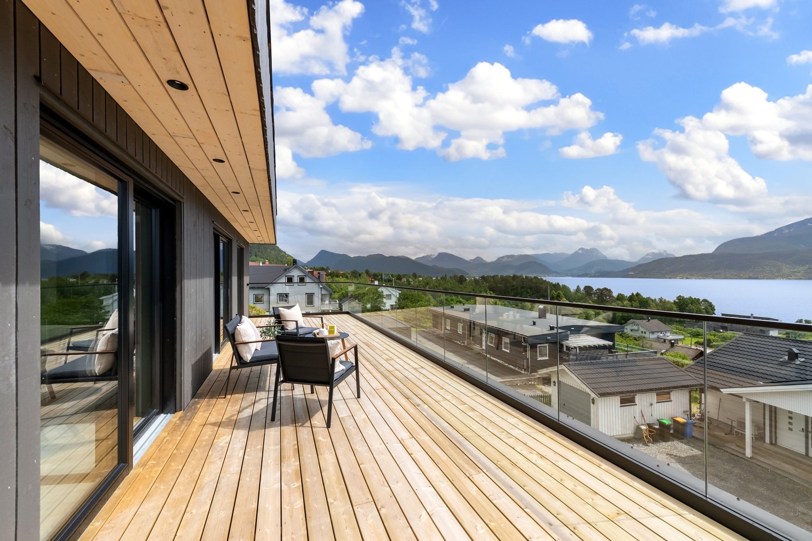 Takterrasse i 2. etasje med nydelig utsikt mot fjord og fjell Galleribilde