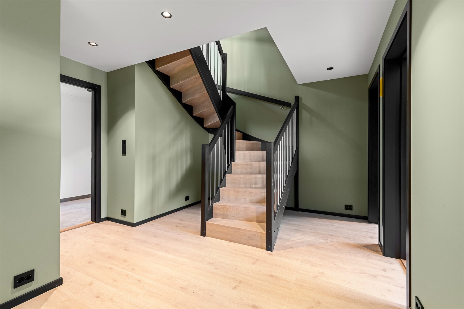 Gang/trapperom i underetasjen Galleribilde