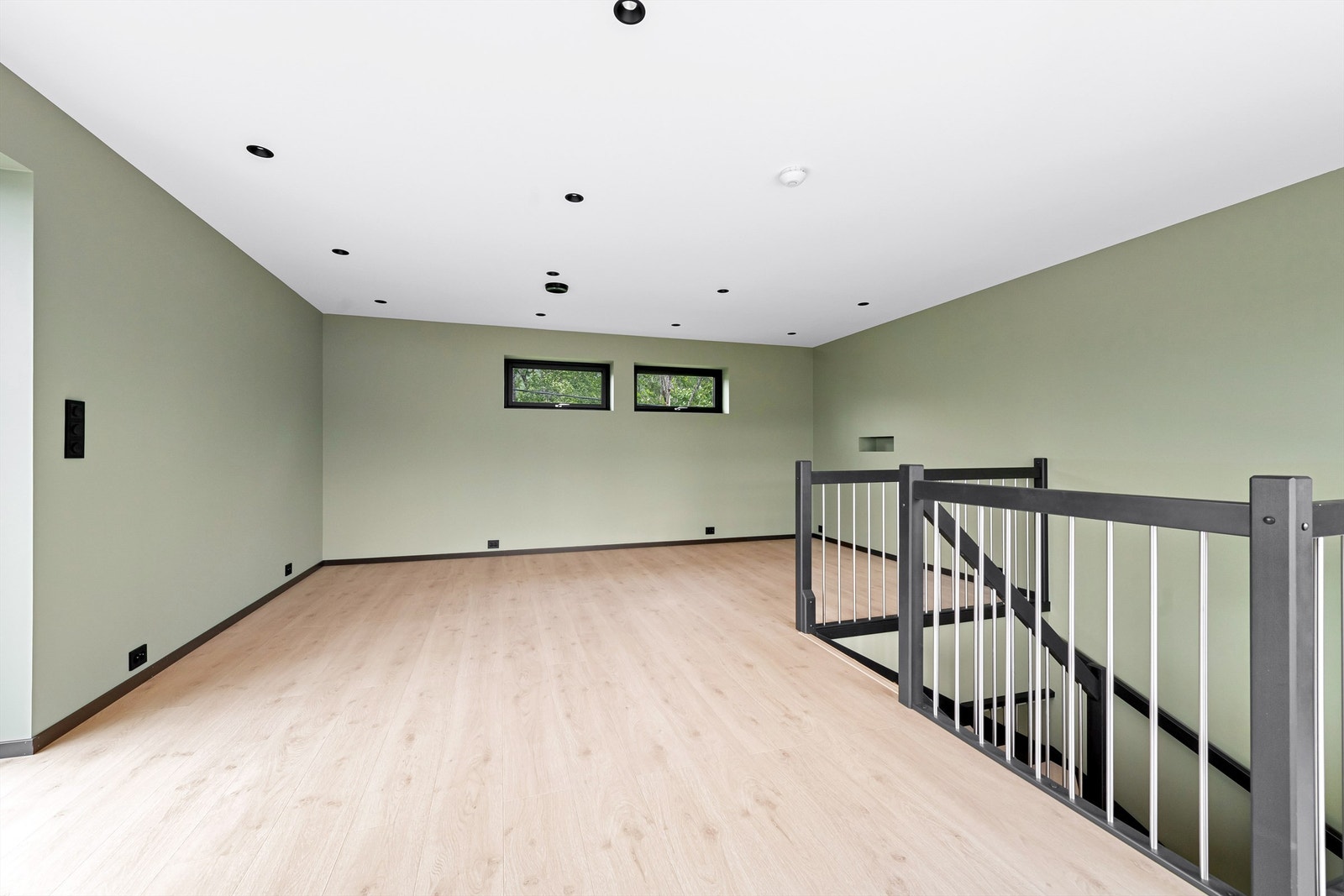 Stue i 2. etasje med trapp til stue i 1. etasje Galleribilde